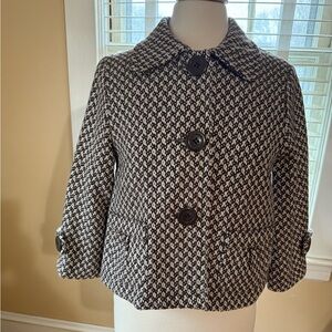 Jacket cropped brown and white.